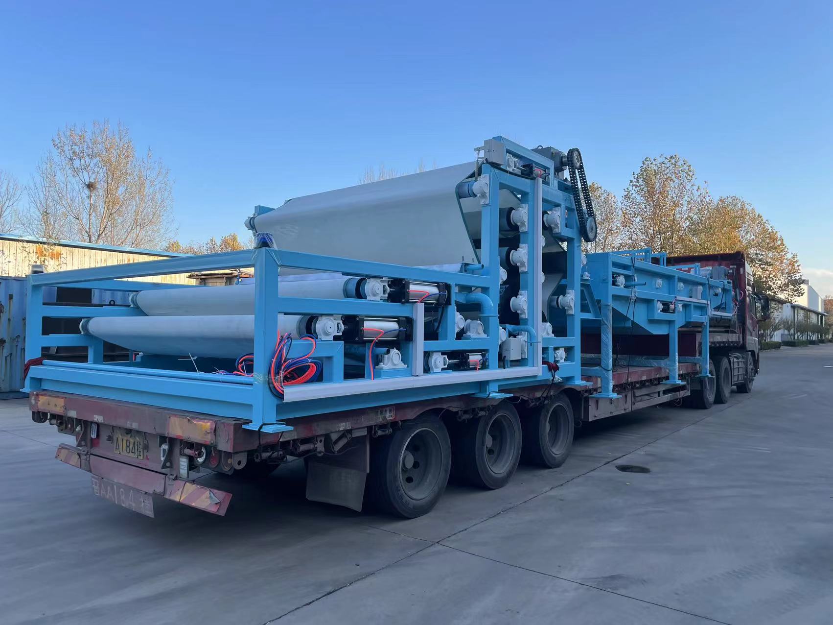 水蓝色带式压滤机 (1).jpg